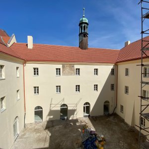 01-Dvojice-slunecnich-hodin-v-atriu.jpeg
